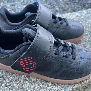 Adidas boys shoes size 13.5 excellent condition